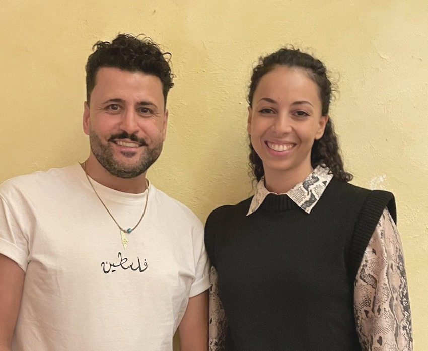 Foto: Schule Marienau. Ibrahim Arslan, Überlebender des Brandanschlags von Mölln im Jahr 1992, und Yasmina Alaoui, Patin für Schule ohne Rassismus – Schule mit Courage, führten die Marienauer Schülerinnen und Schüler durch den Abend.