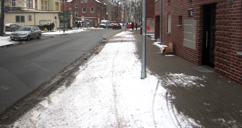 Foto: VCD Elbe-Heide. Geh- und Radweg in der Barckhausenstraße. Der Gehweg rechts ist geräumt, der Radweg nicht. Folge: Wie die Radspuren zeigen, biegen die Radfahrenden auf den Gehweg ab. Für Anwohnende, die aus der Haustür kommen, keine angenehme Überraschung, wenn man plötzlich in einen Radfahrer läuft.