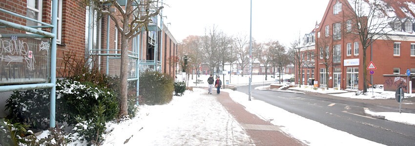 Foto: VCD Elbe-Heide. Geh- und Radweg Vor der Sülze. Der Radweg rechts ist geräumt, der Gehweg nicht.