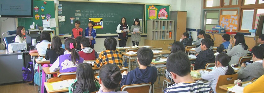 Foto: Unique Hwang, Pixabay. Schulklasse - Blick zur Tafel.