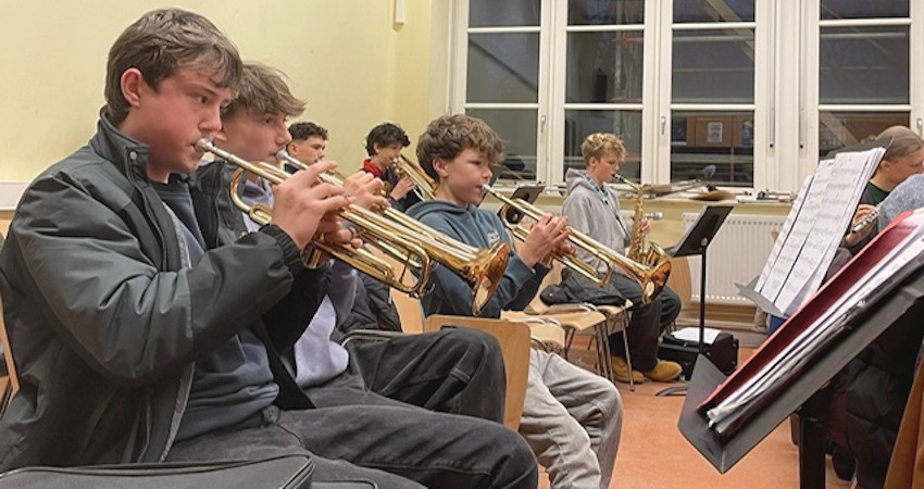 Foto: privat. Bigband der der Wilhelm-Raabe-Schule bei der Probe.
