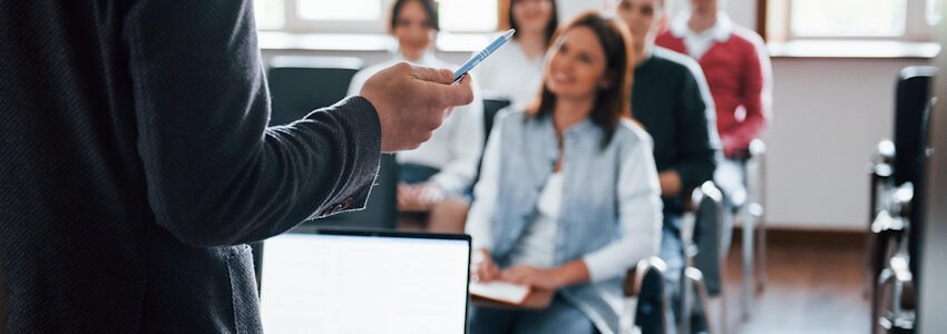 Foto: u_sf2q0n59vt, Pixabay. Vortrag, Präsentation.