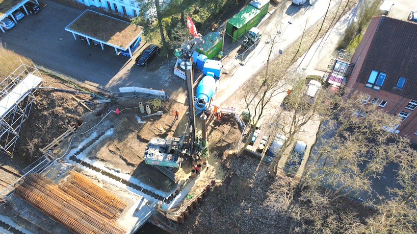 Hansestadt Lüneburg: Luftbild OHE-Brücke, 02/2026. Hier sind die Bohrpfahlwände, die als Fundament und Seitenwände für die neue Brücke dienen, gut zu erkennen.