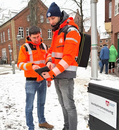 Foto: Hansestadt Lüneburg. Auf dem Tablet können Lars Hoffmann (links) und Ludwig Pinkernelle aus dem Bereich Mobilität die Verkehrsmessungen abbilden und auswerten. 