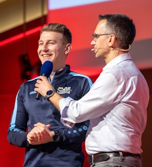 Foto: Andreas Tamme. Rettungssportler Lucas Vogler (DLRG) wurde zum „Sportler des Jahres“ in Stadt und Landkreis Lüneburg gewählt. Rechts: Moderator Torben Pöhls. Triathletin Franka Rust trainiert zur Zeit in Namibia und konnte leider nicht dabei sein.