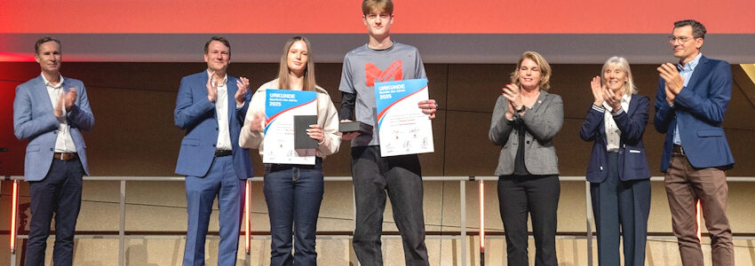 Foto: Andreas Tamme. Bogenschützin Mila Groppe vom Schützenverein Deutsch Evern und Sommerbiathlet Philipp Umland vom KKSV Wendisch Evern wurden als Jugendsportlerin und Jugendsportler des Jahres geehrt. Im Hintergrund gratulierten (v. l.) Michael Jurr (Sparkasse Lüneburg), Philipp Meyn (KSB), Oberbürgermeisterin Claudia Kalisch, die stellvertretende Landrätin Dr. Inge Voltmann-Hummes und Manuel Becker (Landeszeitung).