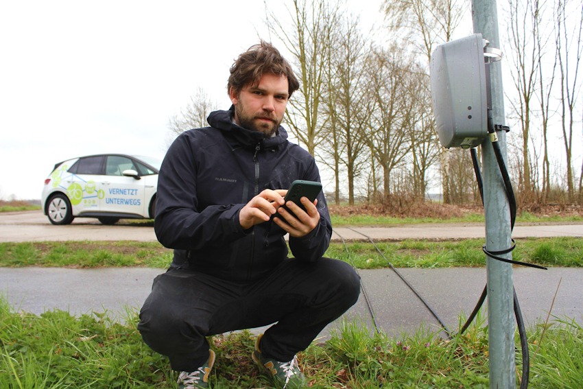 Foto: D. Drazewski, Landkreis Lüchow-Dannenberg. Radverkehrskoordinator Tilmann Seifert liest die aktuellen Verkehrsdaten aus. Erhoben werden sie mit Hilfe der auf der Straße liegenden Leitungen, die von Kfz und Fahrrädern überfahren werden.