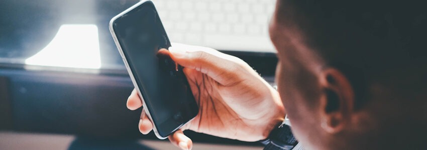 Foto: Foundry, Pixabay. Mann mit Handy in der Hand.