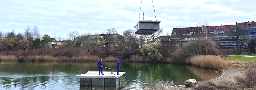 Foto: Hansestadt Lüneburg. Aktuell werden die schwimmenden Module der Aussichtsplattform auf dem Kreidebergsee zusammengebaut. Anschließend werden sie ans Ostufer gebracht.