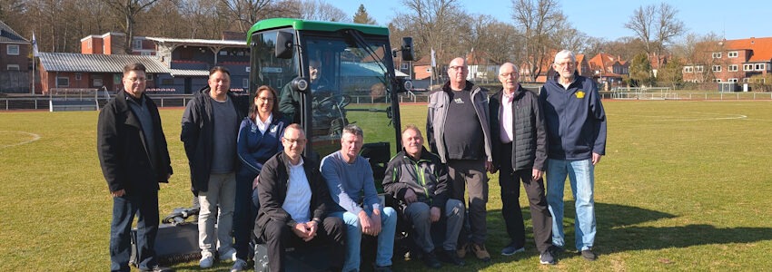 Foto: Hansestadt Lüneburg. Freuen sich über den neuen Rasenmäher: Die Mähgemeinschaft. Von links: