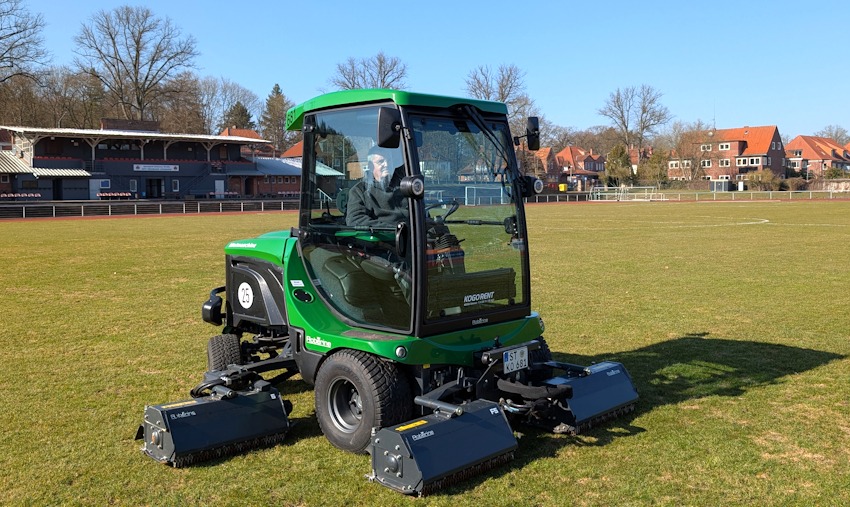 Foto: Hansestadt Lüneburg. Dank eines Zuschusses von der Hansestadt in Höhe von 75.000 Euro konnte ein moderner Großflächen-Rasenmäher angeschafft werden.