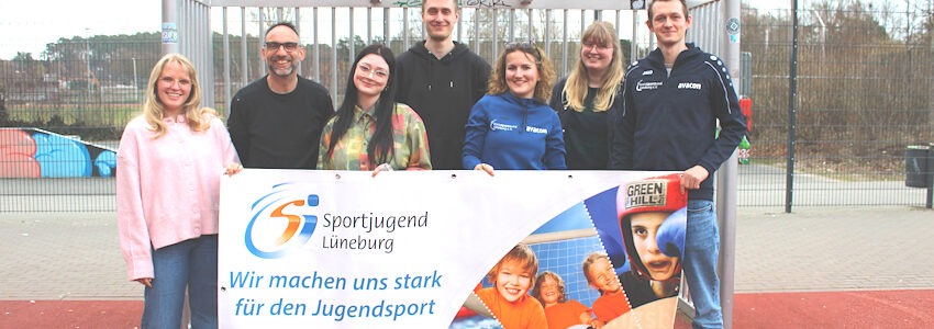 Foto: Hansestadt Lüneburg. Von links: Lilli Kruckenberg, Jens Döhrmann, Lea Schneider, Hannes Richter (alle Jugendpflege), Alana Hopp (Sportjugend), Ann-Christin Behrens (Jugendpflege) und Eric Heinritz (Sportjugend) freuen sich auf viele Kinder und Jugendliche beim Sports Day am 25. März 2026 in Kaltenmoor.