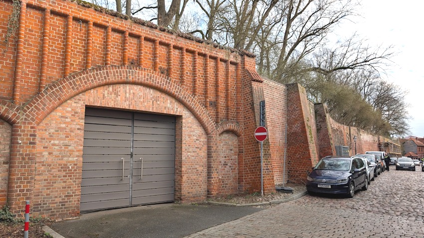 Foto: Hansestadt Lüneburg. Im ersten Bauabschnitt saniert die Hansestadt den Teil der historischen Stadtmauer zwischen Reitende-Diener-Straße und Burmeisterstraße. Links: der Eingang zum Tunnel, der auch Teil der Sanierung ist.