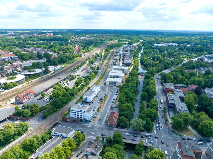 Foto: Hansestadt Lüneburg, Luftbild. Ob per Bahn, mit dem Auto oder mit dem Fahrrad: Menschen jeden Alters sollen sich in Lüneburg sicher und komfortabel bewegen können.