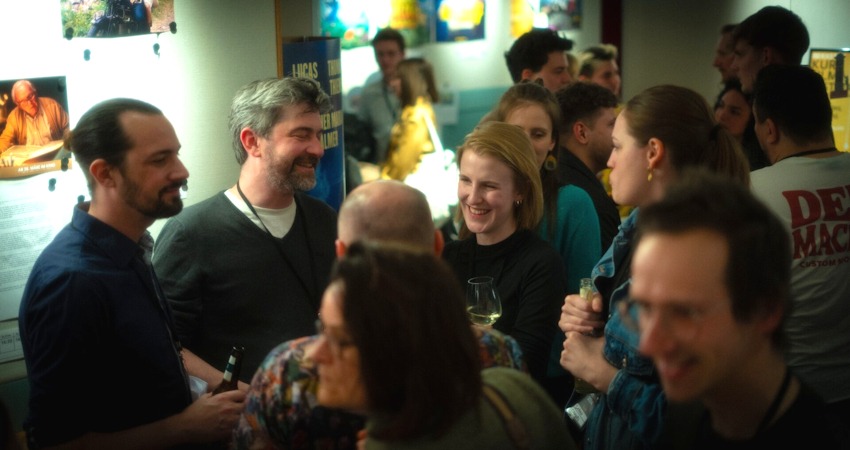 Foto: IM KASTEN Lüneburg e.V. Auch Treffen und Austausch zwischen den Vorführungen gehören zum Programm des Kurzfilm-Festivals.