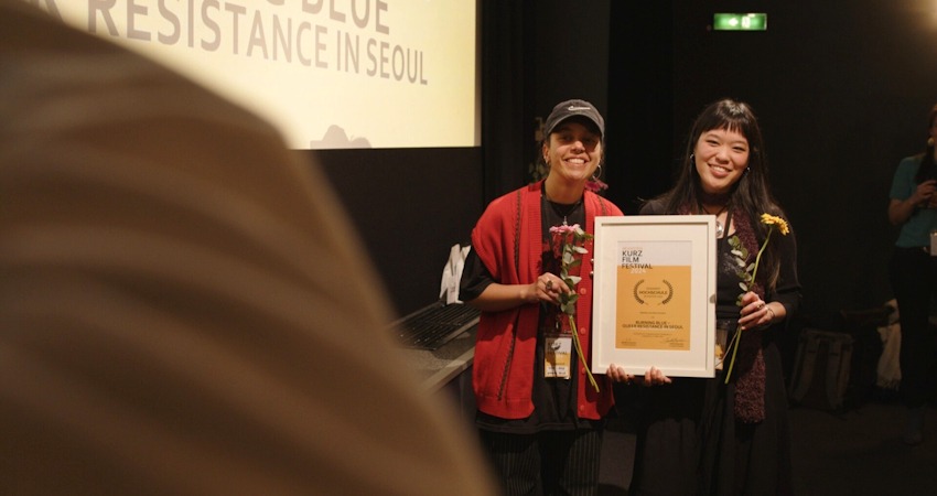 Foto: IM KASTEN Lüneburg e.V. Glückliche Gesichter gibt es alljährlich, wenn beim Kurzfilm-Festival die Siegerurkunden vergeben werden.