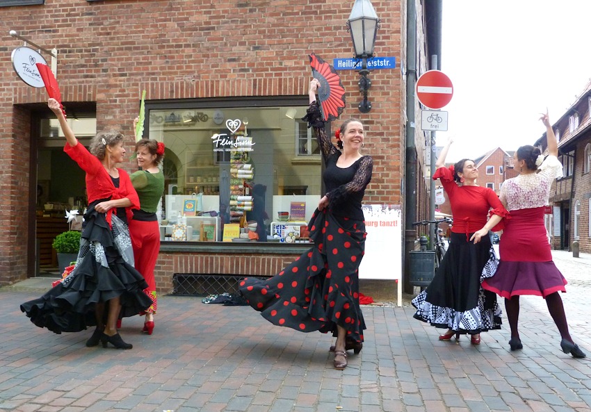 Foto: Karsten Meyer. Lüneburg tanzt 2025: Flamencotänzerinnen in der Heiligengeiststraße.