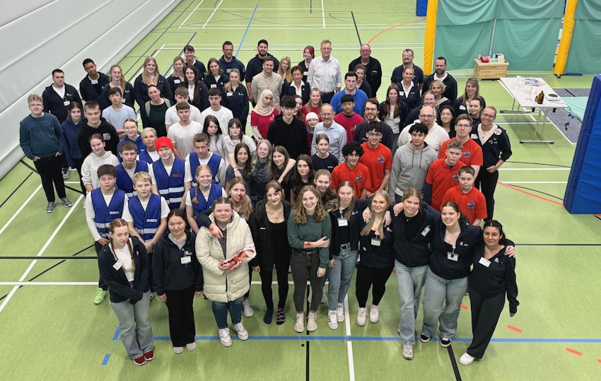 Foto: Klinikum Lüneburg. Teams aus acht Schulen traten beim ersten Wettbewerb „Beste Schulsanitäter im Landkreis“, zu dem das Klinikum Lüneburg eingeladen hatte, gegeneinander an.