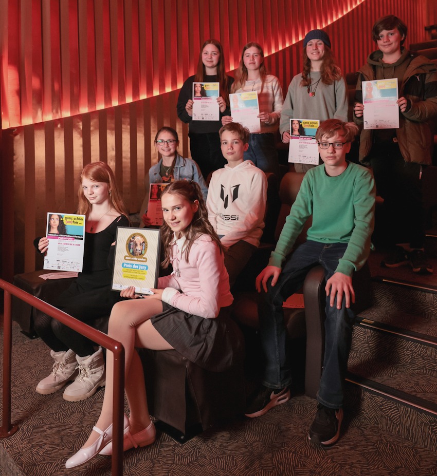 Foto: Königsworth Medienbüro. Das Filmteam der Theaterklasse 7a der Wilhelm-Raabe-Schule mit dem Preis für das beste Musikvideo beim Kurzfilm-Wettbewerb "ganz schön anders“  am 18.03.2026.