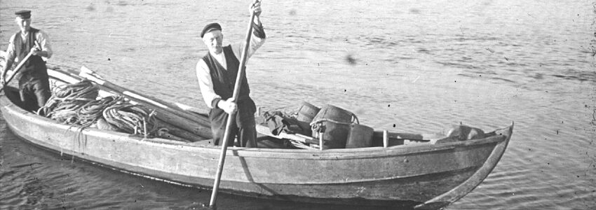 Foto: Kreisarchiv Landkreis Lüneburg. Fischer Pehmöller bei der Arbeit im Aalhamen um das Jahr 1936.