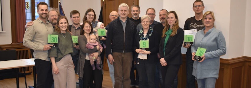 Foto: Landkreis Lüneburg. Acht Hauseigentümer:innen im Landkreis Lüneburg freuten sich am 6. März 2026 über die Auszeichnung mit der Grünen Hausnummer.