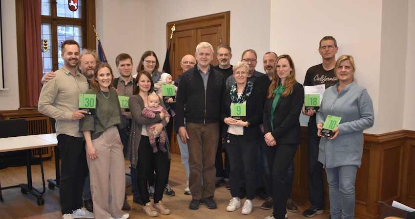 Foto: Landkreis Lüneburg. Acht Hauseigentümer:innen im Landkreis Lüneburg freuten sich am 6. März 2026 über die Auszeichnung mit der Grünen Hausnummer.