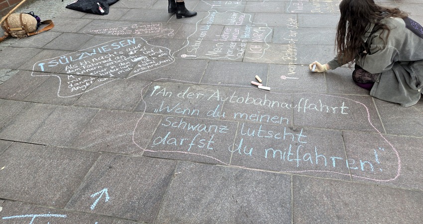 Foto: Lüne-Blog. Internationaler Frauentag 8. März 2026. "Ankreide-Aktion" in der Bäckerstraße: Belästigung ist kein Kompliment!