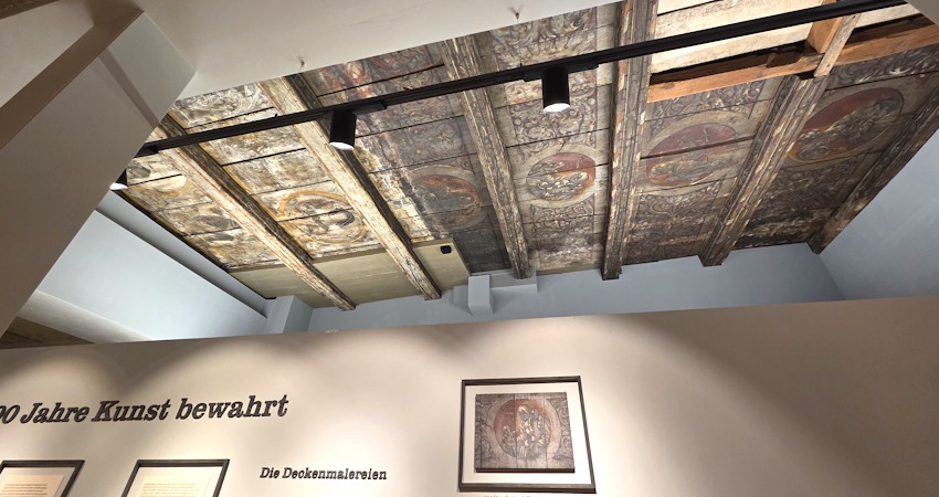 Foto: Lüne-Blog. Restaurierte Deckenmalerei, Bäckerei Junge Am Sande (ehemas Edeka Wist).