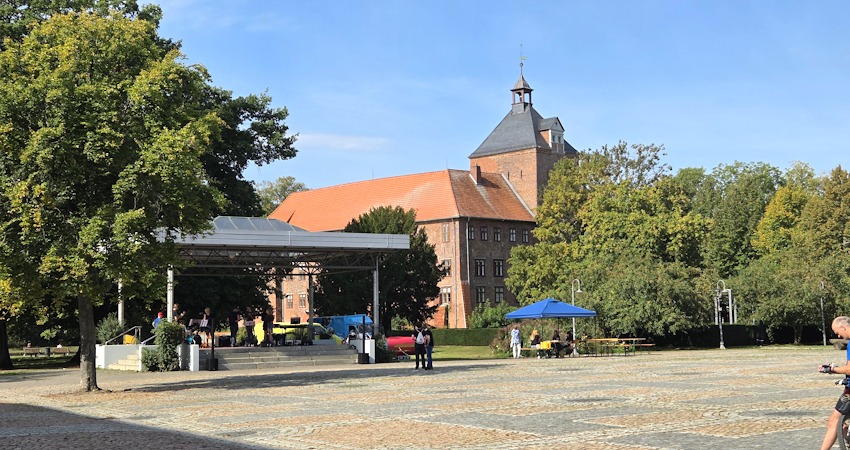Foto: Lüne-Blog. Winsen: Blick auf Schloss, Schlossplatz und Bühne.