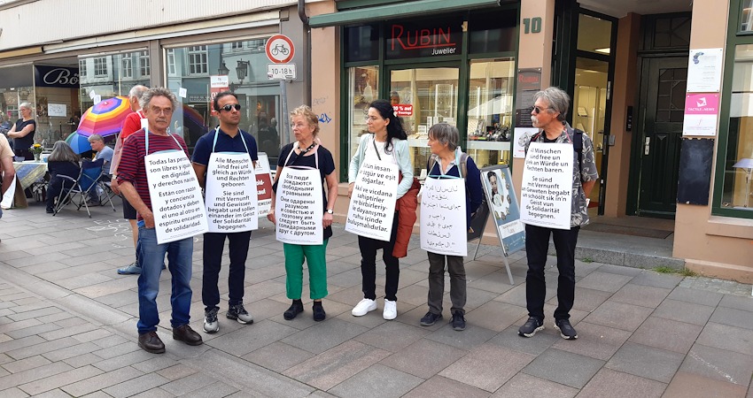 Der 75. Geburtstag des Grundgesetzes am 23. Mai 2024 wurde in Lüneburg mit einer Demokratiemeile gefeiert. Aktionen, Kunst, Kultur und Performance machten erlebbar, was das Grundgesetz für uns alle bedeutet. Hier werden die Menschenrechte, Artikel 1, in verschiedenen Sprachen dargestellt.