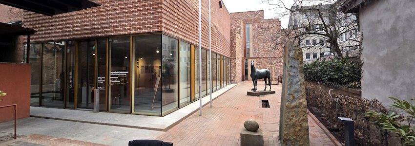 Foto: Lüne-Blog. Ostpreußisches Landesmuseum, Eingangsbereich mit dem neuen Anbau für das Kant-Museum, März 2026.