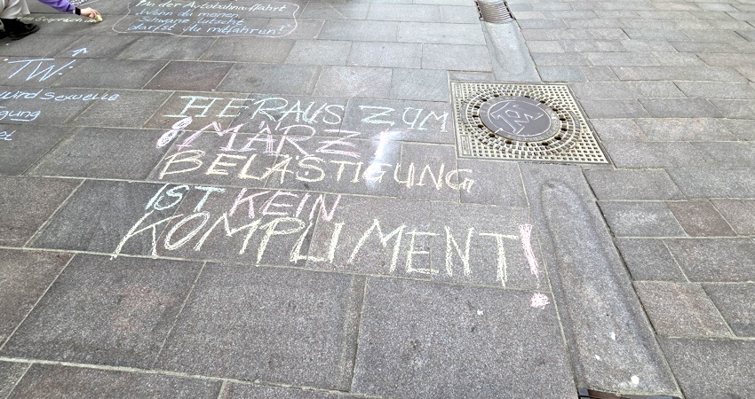 Foto: Lüne-Blog. Aktion "Chalk Back", 8. März 2026 in Lüneburg: Belästigung ist kein Kompliment!