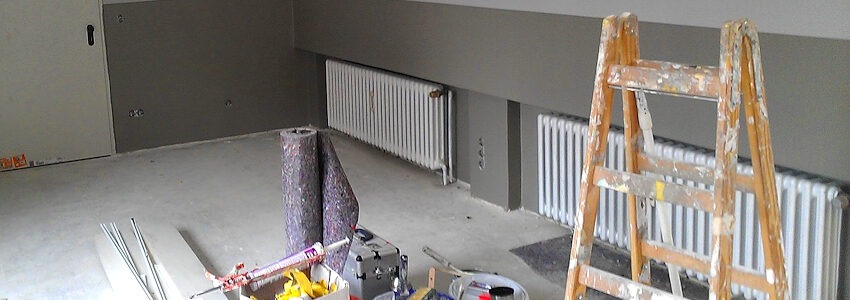 Foto: Maite Blümer, Pixabay. Ein Zimmer soll renoviert werden. Baumaterial und Farbe steht bereit. Symbolbild.
