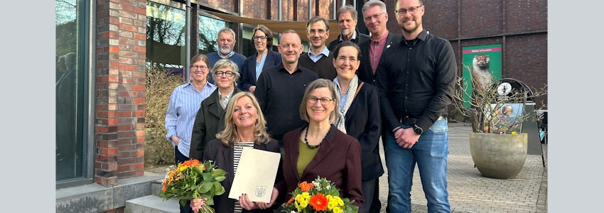 Foto: Museum Lüneburg. Der Vorstand und die Mitglieder des Stiftungsrats der Museumsstiftung Lüneburg. Vorne, von links: Prof. Dr. Heike Düselder und Dr. Alexandra Hentschel. Zweite Reihe: Nicole Oberg, Hiltrud Lotze, Matthias Rink, Dr. Corinna Maria Dartenne und Sebastian Prigge. Hintere Reihe: Ulrich Mädge, Freia Srugis, Dr. Alexander v. Schwartz, Prof. Dr. Johannes Prüter, und Frank Soldan. Nicht auf dem Foto: Die Vertreter:innen des Förderkreises Industriedenkmal Saline, der Leuphana Universität und der Partei Die Linke sowie die beiden externen Fachvertreter.