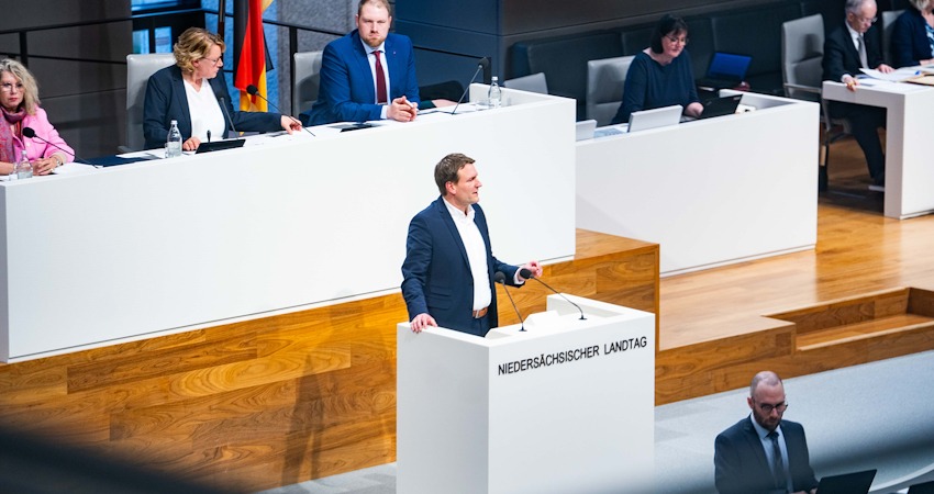 Philipp Meyn MdL (SPD) am Rednerpult im Landtag Niedersachsen.