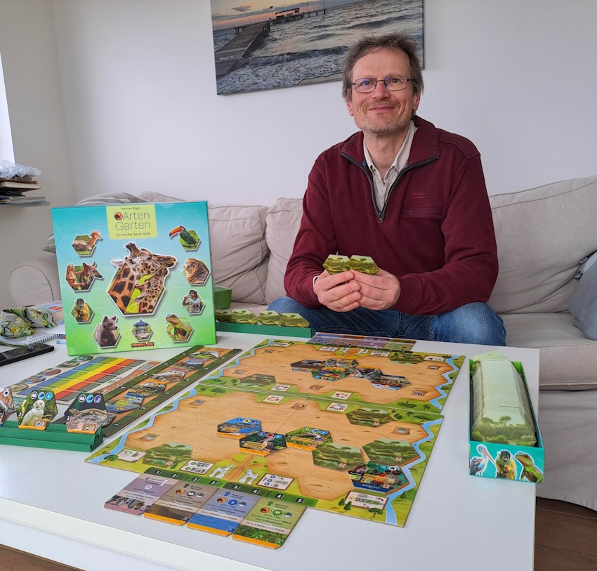 Foto: Ratsbücherei Lünrburg. Thomas Patzner, Leiter der Ratsbücherei, lädt zum Spielesamstag ein und hat das Spiel „Artengarten“ schon einmal ausprobiert.