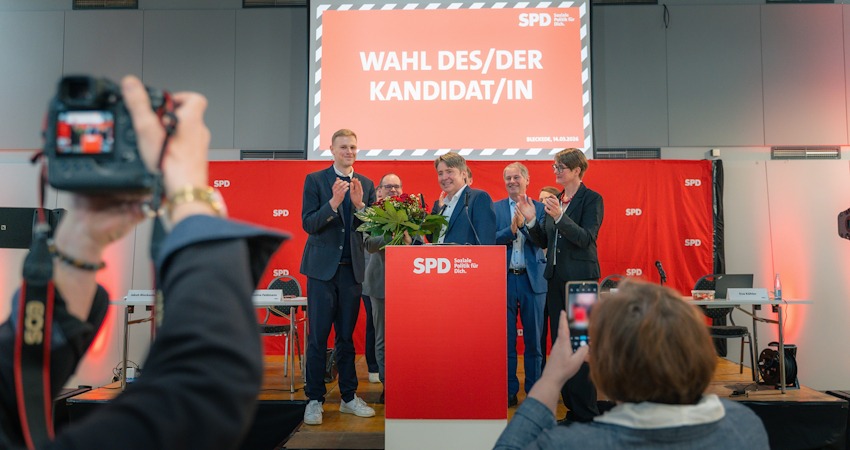 Foto: SPD-UB Lüneburg. In der Mitte der frisch gewählte Landratskandidat André Schuler. Links von ihm Jakob Blankenburg und, leicht verdeckt, Wirtschaftsminister Grant Hendrik Tonne, ganz rechts Karoline Feldmann.