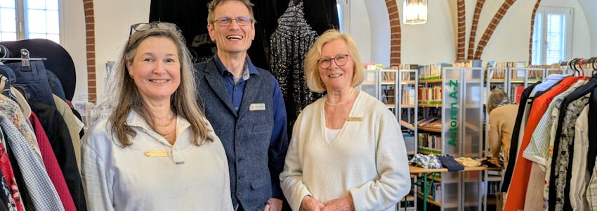 Foto: Soroptimist International Lüneburg. Von links: Clubpräsidentin Birgit Meyer-Thaut mit Unterstützer Thomas Patzner (Leiter der Lüneburger Ratsbücherei) und SI-Mitglied Rotraut Kahle, die den Benefizkleidermarkt vor mehr als zehn Jahren initiiert hat.