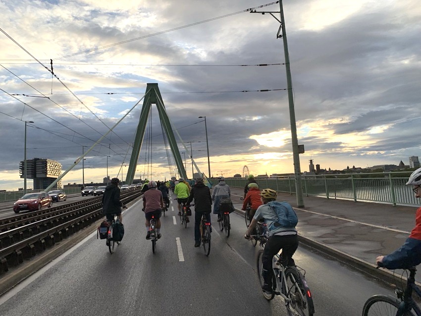 Foto: Tour de Verkehrswende 2025 - bei der Fahrt über die Rheinbrücke.