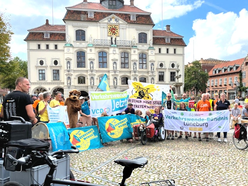 Foto: Tour de Verkehrswende. Begrüßung vor dem Rathaus in Lüneburg am 23. August 2023.