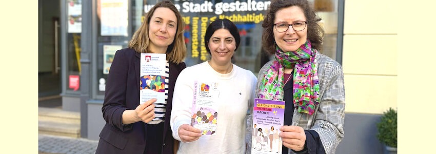 Foto: Hansestadt Lüneburg. Von links: Katharina Fuchs‑Zimmermann, Dr. Yildiz Deniz und Karin Fischer aus dem Gleichstellungsbüro laden im März zu Veranstaltungen in den Dialograum ein.