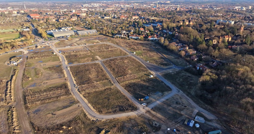 Foto: Hansestadt Lüneburg, Hajo Boldt. Luftbild Baugebiet Am Wienebütteler Weg, Lüneburg, März 2026.