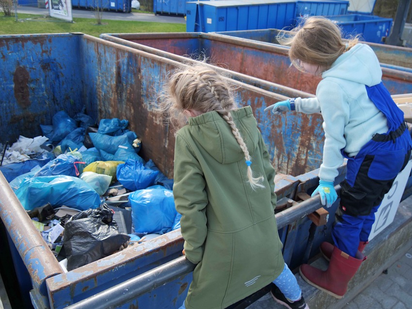 Foto: A. Gründel. Müllfrevel im Einemhofer Forst - Ablieferung der Säcke bei der GfA Bardowick. Lene und Wencke wissen: Hier gehört der Müll hin!