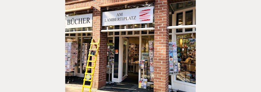 Foto: Bücher am Lambertiplatz. Eingangsbereich der Buchhandlung.