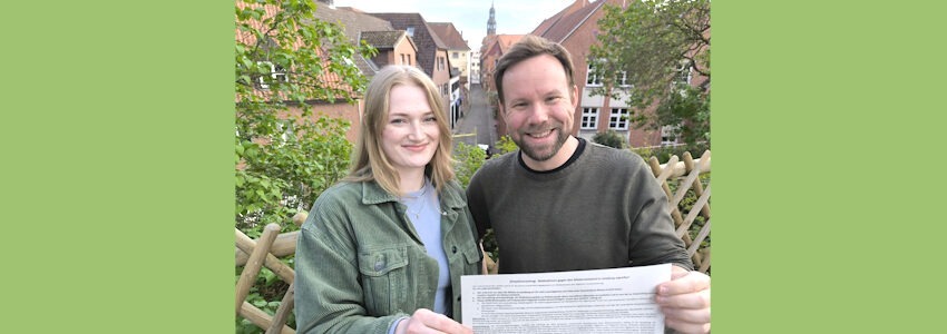 Foto: Kreisverband Die Linke Lüneburg. Kreisvorsitzende Hanna Schützer und OB-Kandidat Thorben Peters mit ihrem Einwohnerantrag, April 2026.
