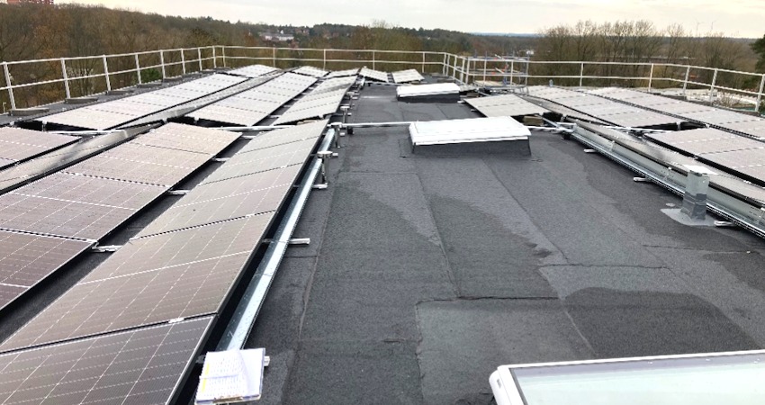 Foto: Ingenieur- und Sachverständigenbüro Irmer (ISI). Das Dach von Trakt 13 der BBS II wurde klimafreundlich saniert.