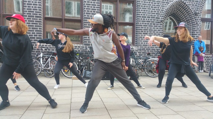 Foto: Karsten Meyer. Lüneburg tanzt 2025: Eine Afro-Urban-Gruppe vor der IHK Am Sande.