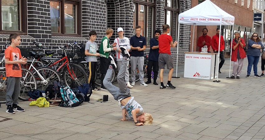 Foto: Karsten Meyer. Lüneburg tanzt 2025: Ein Breakdancer vor der IHK Am Sande.