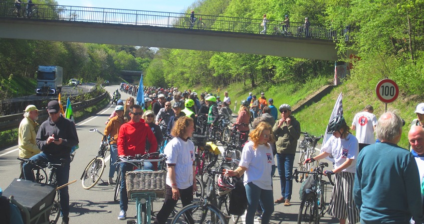 Foto: KlimaKollektiv. Demonstration gegen die A39 am 26. April 2026 auf der Ostumgehung Lüneburg: Info-Halt unterwegs.