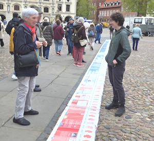 Foto: Lüne-Blog. Die Passanten zeigten großes Interesse und es ergaben sich viele Gespräche.